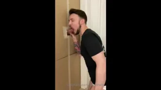 Sucking dick at a gloryhole – David Twist (davidtwist)
